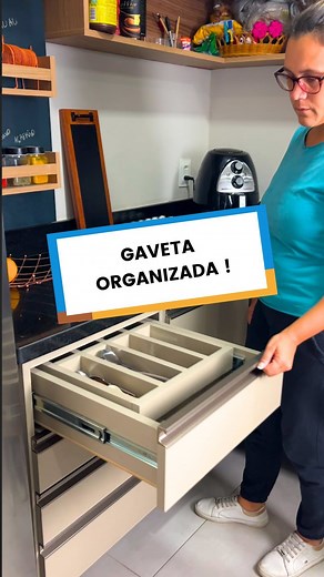 Diogo Menezes - Familia Maker on Instagram: "CHEGA DE GAVETA BAGUNÇADA! ❤️ Olha que ideia sensacional para organizar os talheres e nunca mais ter a gaveta da cozinha bagunçada! Se quiser aprender a fazer projetos em 3D iguais a esse, o link do nosso curso está na bio. Se quiser as medidas desse comenta projeto aqui embaixo! #cozinha #organizacao #starrett #starrettbrasil #woodworking #marcenaria"