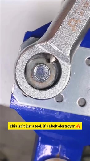 ⚡ Bolt stuck? CUT it clean in seconds! 🔧 #BoltCutter #DIYHacks #ToolTips #foryou #diy #thehandygrid