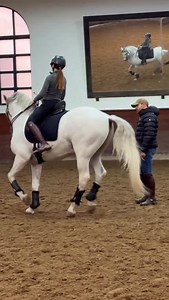 Bom Dia 🤩🇵🇹🎠 A new competition season is ahead of us! 🎉🐎 Already this month I’ll be at the regional competitions in Golegã to show you selected riders from the central region of Portugal 🇵🇹, and at the beginning of March I’m heading north to Trofa. I’ll be visiting a friendly stable 🤝 and I hope to get the chance to do some training myself in my favorite equestrian discipline – Working Equitation 🎠 In the meantime, I dropped in on a training session with the Junior European Champion –