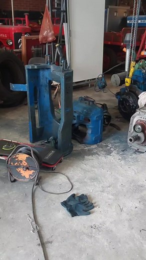 Restauration of an Old Ford 5095 Tractor for Agriculture Use