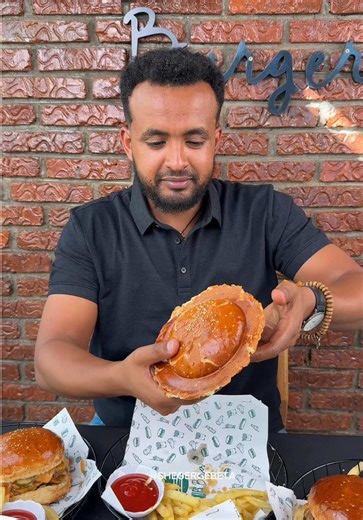 The UFO burger is available only on Wednesday. ፒክልስ አዲስ ብራንቻቸውን በቦሌ ቡልቡላ ስኩል ኦፍ አይጎዳ አጠገብ ከፍተዋል 📌Pickles Burger📍Bole Bulbula, Mariam Mazoria Next to School of Aygoda (high school) . Double Cheddar Cheese Burger:650 Double Sausage Burger:680 . ✍️ ለማስታወስ ያህል: ፖስት ያረግነውን ሄዳችሁ ለመሞከር ካሰባችሁ.. ያያችሁት እንዲያቀርቡላችሁ እና ሰርቪስ እንዳይበላሽ በተቻለ አቅም ሰው በማይበዛበት ወይም ግርግር በማይሆን ሰዓት ብትሄዱ እንላለን:: . #shegergebeta #ሸገርገበታ . Pickles Burger, burger in Bulbula, juicy burger, best juicy burger in Bulbula, burger restaurant in