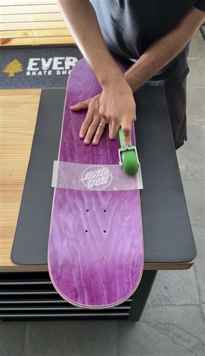 Montagem completa dessa nave que enviamos para o cliente Elias Romero da cidade de São Paulo. 👊🛹 ⚙️ Setup: - Shape Santa Cruz Maple Norte Americano 8.25” Classic Dot - Lixa Mob Grip Black e Improve Clear - Parafusos de base Independent Precision Bolts Red 1” Phillips - Truck Intruder 144mm High Polished - Risers Pads Bones 1/8” - Roda Powell Peralta Park Ripper 54mm 84B - Rolamento Independent GP-R Confira todos os produtos disponíveis em nossa loja online: everskateshop.com.br ✅ #everskatesho