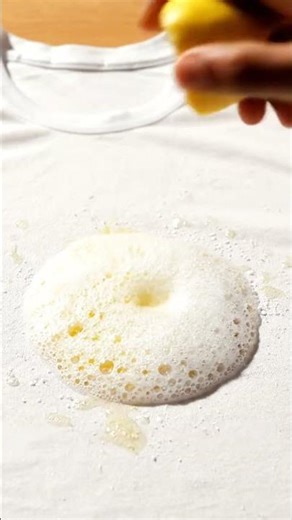 REMOVE YELLOW ARMPIT STAINS IN SECONDS! (LEMON + BAKING SODA HACK)