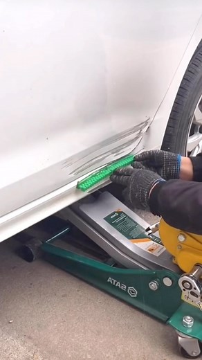 CAR PAINTING/AUTOBODY TIPS AND TRICKS/ REFINISH TECH on Instagram: "This is a bolt on Manual Winch Two-way Self-locking Hand Hoist Traction. the handle bar has been removed and a nut was welded so it can be used with a ratchet"