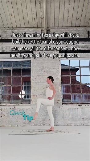 Small movements through out your day can make the difference between stiff, inflamed and painful hips and hips that feel free, mobile, pain free and work well for you. 💜 If you need help with your hips you can down load my free Hip Rescue Video. The link is is my bio. #HipRehabilitation #HipMobility #pilatesforbeginners