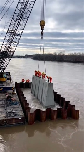 Bridge disaster captured live excavator plunges, concrete slabs break, steel beams fall, workers scr