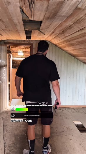 Rafael Luiz Vieira on Instagram: "Subi no sótão de uma casa abandonada, um lugar que quase ninguém tem coragem de entrar. O clima lá em cima é pesado, o silêncio é estranho… resolvi testar um aparelho que dizem servir para se comunicar com espíritos. No começo, nada. Mas de repente ele começou a falar coisas assustadoras, respostas que não faziam sentido nenhum estar ali. Arrepiante do começo ao fim. Você teria coragem de subir nesse sótão? 👀👻 #CasaAbandonada #SotaoAssombrado #ExploracaoUrbana