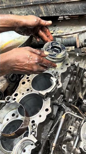 Isuzu 4 cylinder diesel engine piston fitting #engine #shorts