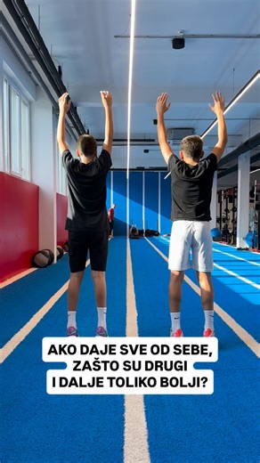 Ako daje sve od sebe, zašto su drugi i dalje ispred? Ponekad dijete trenira više od ostalih, ali i dalje ne može pratiti njihov tempo. To roditeljima stvara sumnju i brigu: da li nešto propuštamo, da li je dijete slabije, da li će izgubiti samopouzdanje? Istina je da trud nije problem, problem je što tijelu nedostaju temelji. U periodu rasta, djeca često imaju nerazvijenu stabilnost, mobilnost, snagu i kontrolu pokreta. Sport sam po sebi to ne ispravlja. Ako tijelo nema dobar temelj, napredak će