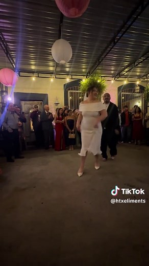 Ever seen a bride and groom do their first dance like this ?! Probably one of the best first dance EVER !! Super epic! #firstdance #bride #groom #wedding #dance