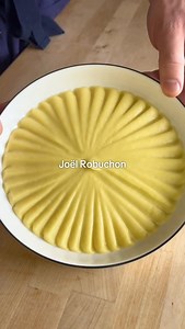 Ben Maxwell on Instagram: "How to Make Joël Robuchon’s Mashed Potatoes 🥔🇫🇷 🥔🇫🇷 FULL RECIPE BELOW ⬇️ INGREDIENTS: 1.25kg ratte potato (or Yukon gold) (your yield should be 1kg after peeling) 250mL whole milk ** 250g unsalted butter, diced 4-5 sprigs thyme 1 tsp black peppercorns 2 cloves garlic, gently smashed Fine sea salt, to taste ** All of this milk likely won’t be needed. Some can be kept aside to re-heat the potatoes later. INSTRUCTIONS: 1. In