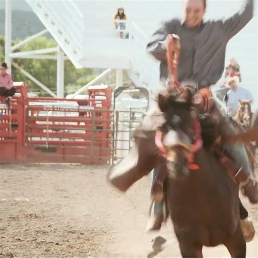 Bronc Riding Rodeo Cowboys #rodeo #intense #cowboys