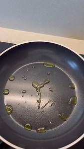 Salmão com molho cremoso e vegetais ❤️ Comece por selar os lombos de salmão de ambos os lados numa frigideira anti-aderente. Depois retire e reserve. Na mesma frigideira, coloque 1/2 cebola roxa e um fio de azeite. Quando a cebola começar a estalar, junte tomate cherry e brócolos previamente cozinhados. Tempere com sal, pimenta, alho em pó e tomilho. De seguida junte 2 colheres de sopa de queijo quark diluídas com 1/2 copo de água, junte o salmão e deixe os sabores apurarem alguns minutos. Gosta