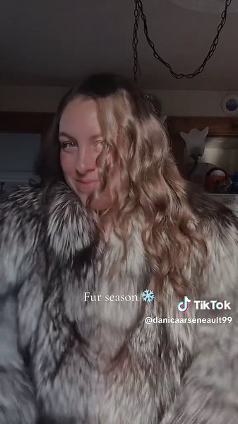 Nothing beats a good second hand fur coat 🫶🏻 #foxcoat #silverfoxcoat #silverfox #furseason #furcoatseason