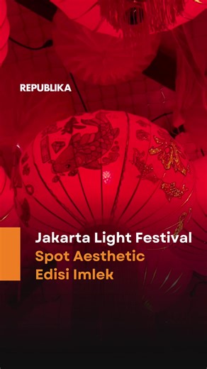 Kawasan ikonik Bundaran HI kembali mencuri perhatian warga Jakarta dengan hadirnya Jakarta Light Festival edisi Imlek. Festival ini menyuguhkan berbagai instalasi lampu artistik, mulai dari replika naga raksasa yang megah hingga ribuan lampion merah yang menghiasi jantung kota. Tak hanya menawarkan visual yang estetik untuk berswafoto, para pengunjung juga bisa menikmati beragam kuliner kaki lima legendaris di sekitar area Bundaran HI. Festival ini menjadi destinasi wisata murah dan meriah bagi 