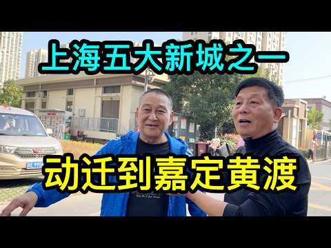 Walking into the Huangdu relocation housing area in Jiading District, Shanghai, one finds a dense...