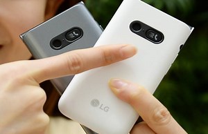 दो स्क्रीन वाला LG का नया फ्लिप फोन हुआ लॉन्च, जानें खूबियां और कीमत