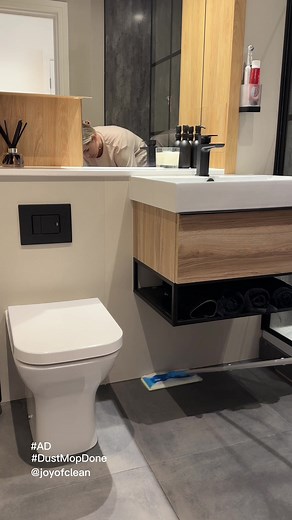 My bathroom floor is officially the cleanest it’s ever been 😍🛁 ✨ Using my Flash Speed Mop with Lemon Wet Refills. The Dust Magnets are an absolute gamechanger for getting the dust around the corners!! 👏 #AD #DustMopDone #BathroomCleaning #Floorcleaning @Joy Of Clean