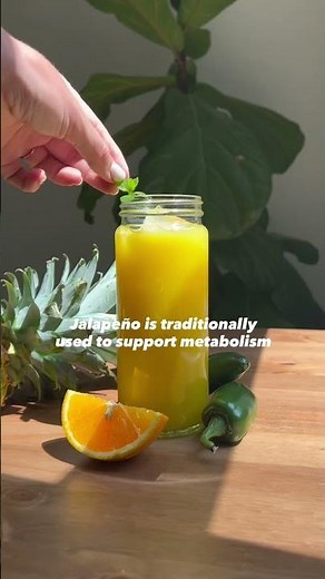 SKINNY PINEAPPLE JALAPEÑO JUICE 🌶️🍍 Recipe: • 1/2 pineapple • 1 orange, peeled • 1/2 jalapeño