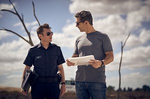 干ばつの影響で乾いた大地がどこまでも広がる、映画『渇きと偽り』本編映像