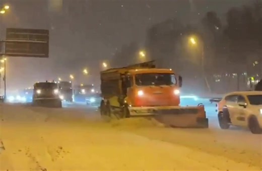 These are snow plows in Moscow, Russia. They are plowing the streets in unison, and clearing in diagonal unison. #army #navy #airforce #marines #vetradiosyndicate #snow #plows #ice #freedom #moscow #russia #unison #weather #putin #cars #mercedesbenz #diagonal #uniform #putin | Vet Radio Syndicate