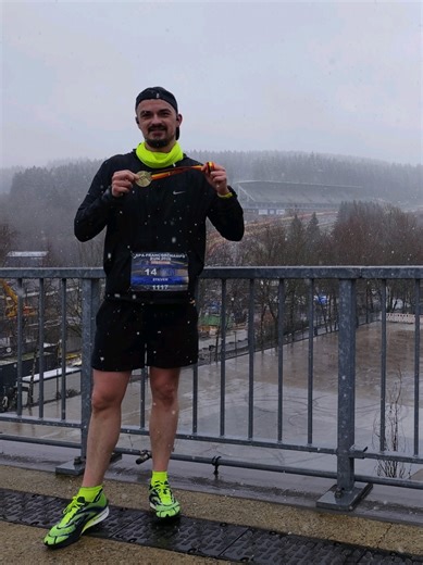 Aujourd'hui, je me tiens ici, au pied du mythique Raidillon de Spa-Francorchamps. Autour de moi, le circuit s'habille de blanc. Tu aimais tellement la neige... et de voir tomber ces flocons aujourd'hui, à l'instant même où je m'élance, je ne peux m'empêcher d'y voir un signe. C'est comme si tu étais là, à mes côtés, pour m'accompagner sur la piste. Maman, ces 14 kilomètres et ces deux tours de circuit, je les cours pour toi. Tu es partie bien trop tôt, mais tu m'as laissé une force immense. Dans