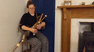 Tonight's #PipingfromtheParlour guest is Nicola Stathers from California but living in Cork. She will be playing on a Koehler & Quinn set. For the full series, check out our archive: https://pipers.ie/source/gallery/?galleryId=1373 Thanks to the Arts Council Ireland for their support. #napiobairi #uilleann #sharingthesound #performance | Na Píobairí Uilleann