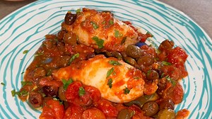 Calamari ripieni al forno con il pomodoro Ingredienti per 4 persone 4 calamari da 200 g 750 g di pomodorini in scatola 200 g di pane raffermo 120 g di olive di Gaeta denocciolate 2-3 cucchiaini di capperi 2 spicchi d'aglio 1 ciuffetto di prezzemolo 4-5 cucchiai di olio evo Sale q.b. Pepe q.b. | Carlo Gaiano