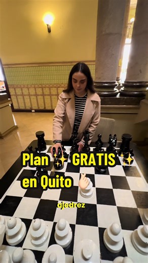 Inspirado en el Palacio de Versalles 🏰✨, el antiguo Círculo Militar abre sus puertas al público de forma gratuita. Entre sus espacios destacan: • Hermosas salas llenas de historia 🕰️🎭, elegancia y detalles arquitectónicos únicos. • Un ajedrez gigante ♟️🤍 • Una biblioteca llena de conocimiento 📚✨ en todas sus áreas. • Periódicos históricos 📰🇪🇨 que conservan en el tiempo los recuerdos más preciados del país. #PlanEnQuito #Lasrutasdeandre #CentroHistoricodeQuito #Ecuador