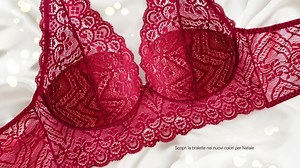 667 reactions · 32 shares | Scopri la bralette nei nuovi colori per Natale, in tutti i negozi Intimissimi. Nella vita attrice, intimo Intimissimi | INTIMISSIMI | Facebook