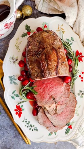 Laura Vitale on Instagram: "My fav way to make an eye round roast and super cost effective instead of a filet or prime rib. If you cook it properly I promise you, you will make it time and time again and the key really is to keep it straightforward and simple and with a few tips and tricks you’ll nail it every single time! Comment RECIPE and I’ll send you the full recipe and in depth video! It would be wonderful on your Holiday table and won’t break the bank!"