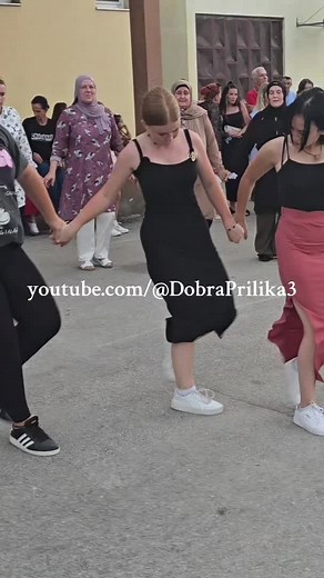 Opet nas je opčinilo kolo 💃🌹🎉 #kolo #viralvideo #trending #foryou #fyp #dance #music #reels #shorts