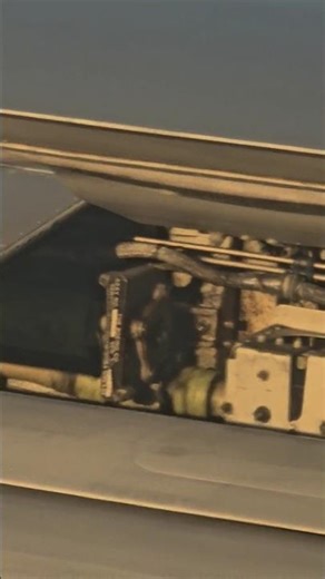 🔧 Inside Aircraft Flaps: Hydraulics & Rotating Parts #aviation #aircraftsystems #complexmachinery