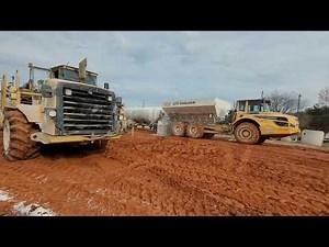 using quicklime blend from Lhoist to dry some fat clay on a project.