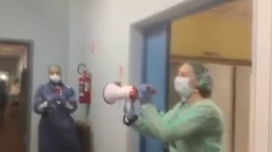 Queste immagini davvero toccanti arrivano dall’ospedale Morelli di Sondalo, in provincia di Sondrio. Medici e infermieri sono prima di tutto PERSONE, e si rendono conto perfettamente di cosa significhi per i malati ricoverati essere lontani dalla propria famiglia e dai propri affetti. Li ringrazio di vero cuore per quello che stanno facendo, per il coraggio che stanno mostrando non solo dinnanzi al Paese, ma al mondo intero. Restiamo uniti, restiamo a casa.🇮🇹 | Vittoria Baldino