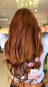 Marrón caoba 🌰🫘🌰 Vuelve el pelo color caoba, el tinte de moda perfecto para rubias y morenas Ilumina la melena y el rostro al instante, favorece muchísimo y requiere poco mantenimiento. La decisión está tomada: vas a cambiar de look. ¿Siempre apuestas por el mismo color de pelo y te apetece experimentar con tu melena? Si quieres probar con otras gamas cromáticas, tenemos que hablar sobre el nuevo color de pelo de moda que arrasa en las redes sociales: el caoba. -Agenda tu cita HOY - Shhhhh ap
