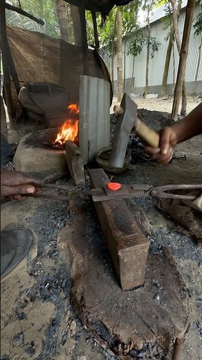 Perfect Hammer Strikes: Forging a Rustic Nail⚒️🔥 #blacksmith #shorts