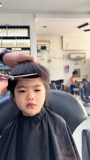 The bangs created using this "blind cutting" technique turn out absolutely stunning. #barbershop