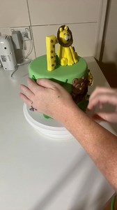 The cutest Safari cake! I love this design so much 🩷 #cakeart #cakedecorator #cake #cakedecorating #cakestagram #cakeart #cakedesign #safari #safaricake | Stacey Bakes Cakes