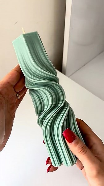 This Cylinder Candle Is Pure Satisfaction 🕯️✨