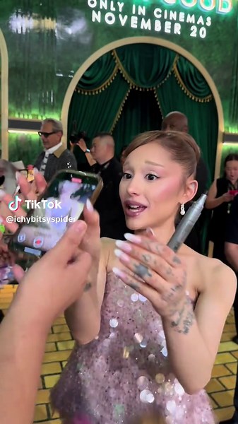 JUST MET OOMF 😭 I LOVE YOU SM ARIANA @arianagrande #wicked #singapore #arianagrande #wickedforgood premiere at universal singapore