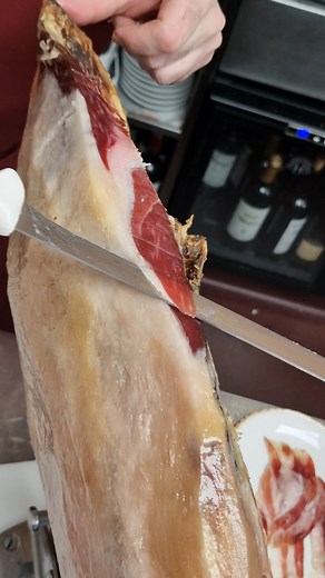Comenzamos a cortar este Jamón 100% Ibérico de Bellota recien abierto. Salen las primeras tapas y platitos #cortadordejamon #jamonibericodebellota #tapa #platodejamon #sevilla | Jamonería La
