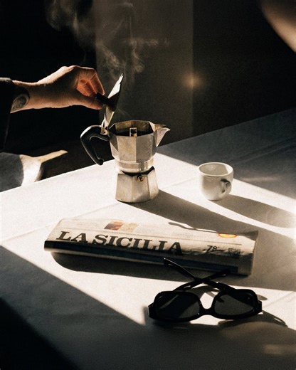 MYLAN® | Italia se vive sin prisa. Un café intenso, anteojos que definen el carácter y estilo masculino que perdura. ☕🇮🇹🕶️ | Instagram