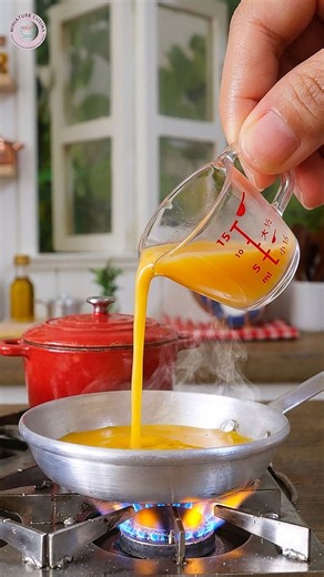 Pouring egg mixture into a micro sizzling pan! 🧀✨ ASMR Cooking (100% REAL Cooking)