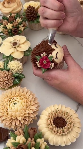 Kerry’s Bouqcakes on Instagram: "HALF PRICE buttercream animals tutorial. It's too adorable to miss. Meet my little woodland hedgehog. 🤎 link in bio 🤎"