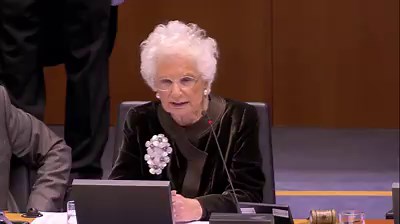 "Essere sempre come la farfalla gialla che vola sopra i fili spinati". L'emozionante discorso di Liliana Segre commuove il Parlamento Europeo: deputati in lacrime | Fanpage.it