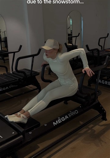 25% off our newbie classpass in week 7!! POV: Lagree society kunder strutter ned gennem åen i Århus, vi ligger 100m fra Magasin og Joe & The Juice! Meet us at the Megaformer? #århus #åen #lagree #megaformer #getsnatched