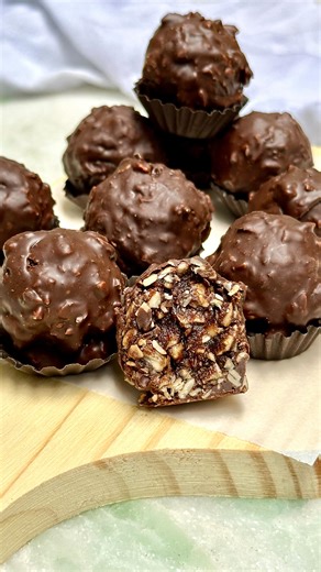Susi Derosa ❇️ on Instagram: "TRUFA GIRASSOL (Releitura Ferrero Rocher) 🌻🍫 Saudável, nutritiva e totalmente inclusiva. Compartilhe para espalhar saúde.🙌🏼 Doces de Ouro ✨ | Descubra como fazer sobremesas irresistíveis, 100% funcionais e inclusivas. Sem adição de açúcar, sem glúten e sem lácteos, mas com sabor de verdade! 🎁 Aproveite o valor exclusivo de lançamento por tempo limitado. Clique no link da minha Bio e garanta o seu! Ingredientes: - 100g de tâmaras (hidratadas e escorridas) - 90g 