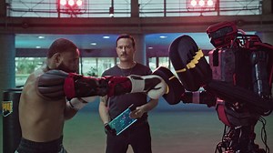 Bionic: le protesi robotiche ridefiniscono lo sport nel trailer del film cyberpunk di Netflix - Justnerd.it