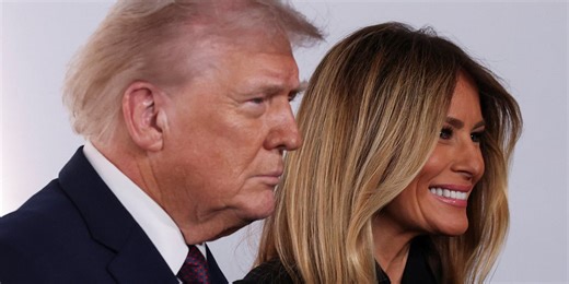 Donald i Melania Trump na premijeri njenog dokumentarca, bračni par prošetao držeći se za ruke